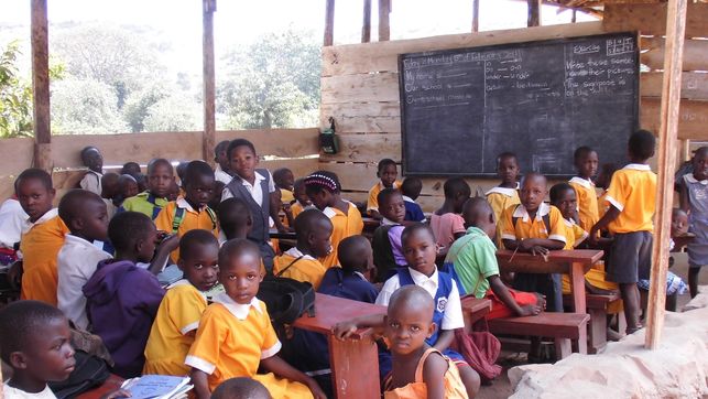 Neiker-Tecnalia-escuelas-agrosostenibles-Uganda-estudiantes