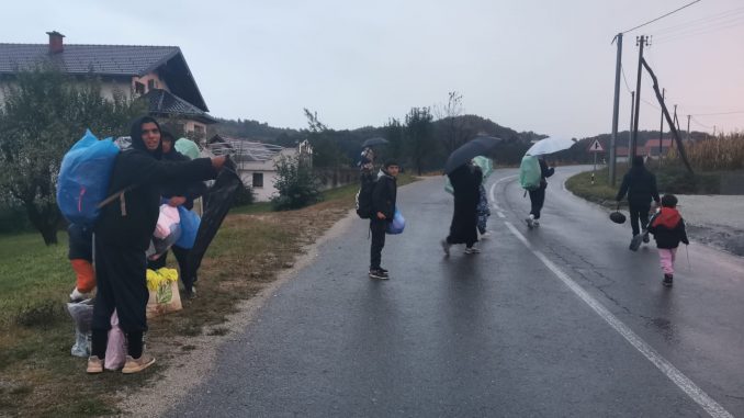 migrantes en tránsito en la frontera de Bosnia y Croacia